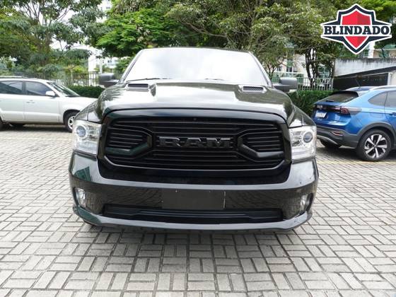 RAM CLASSIC 5.7 V8 GASOLINA LARAMIE NIGHT EDITION CD 4X4 AUTOMÁTICO